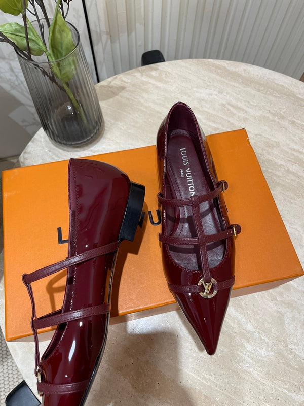 BALLERINA A PUNTA CON TRIPLO CINTURINO IN PELLE DI VITELLO VERNICIATA ROSSO BORDEAUX