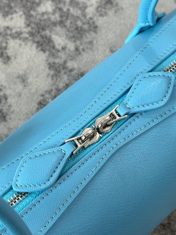 LE TECKEL MEDIUM BAG 32 IN SKY BLUE GOATSKIN