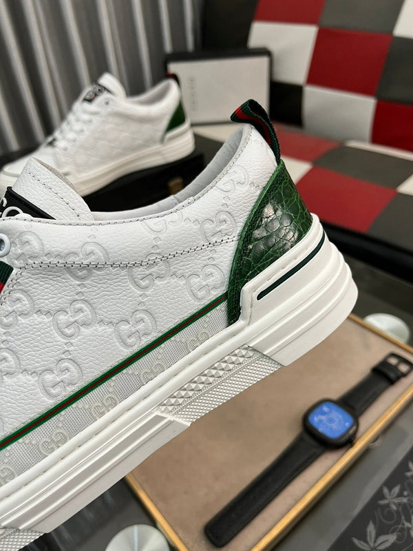 Sneaker GG ACE da uomo in pelle di vacchetta goffrata bianca e verde 543293