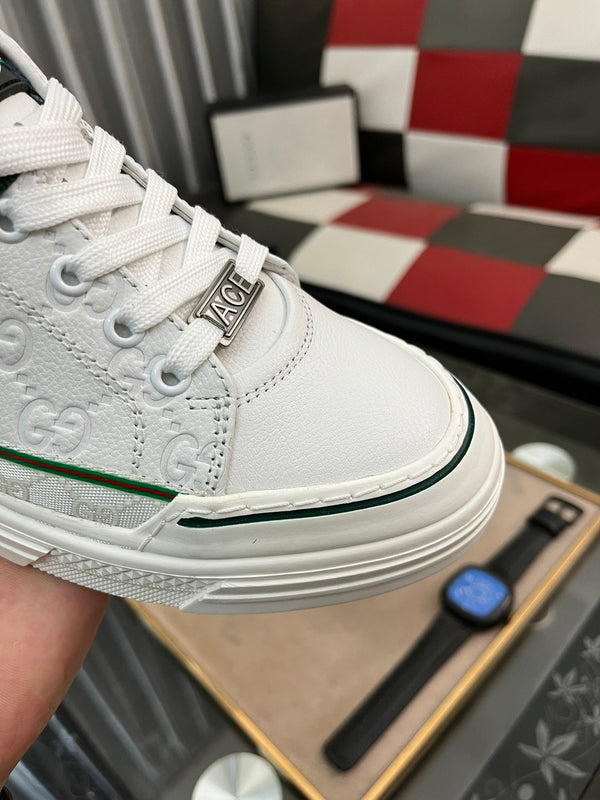 Sneaker GG ACE da uomo in pelle di vacchetta goffrata bianca e verde 543293