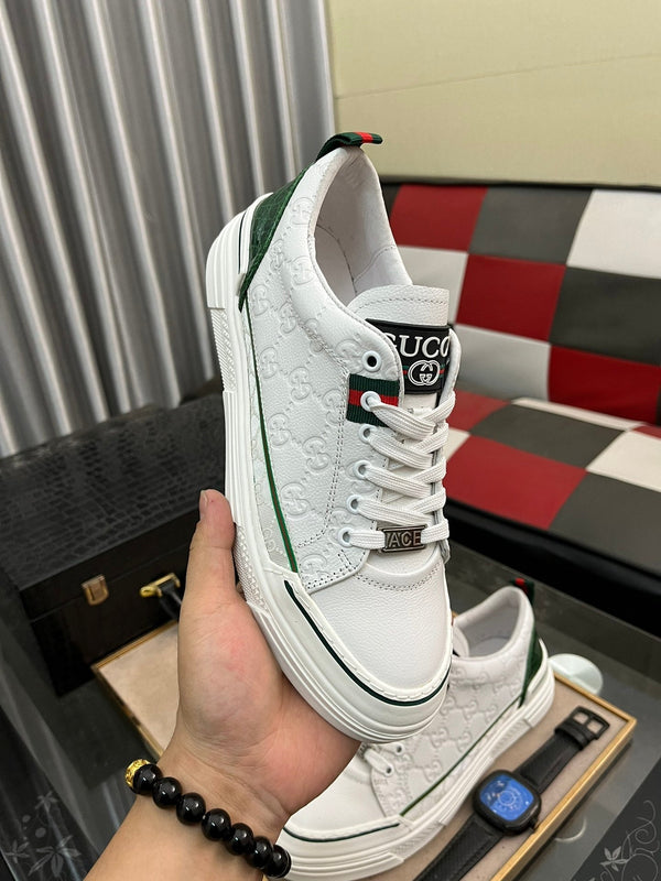 Sneaker GG ACE da uomo in pelle di vacchetta goffrata bianca e verde 543293