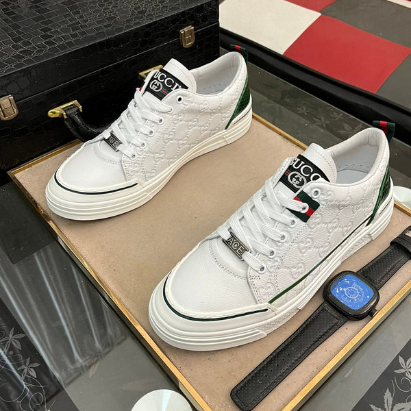 Sneaker GG ACE da uomo in pelle di vacchetta goffrata bianca e verde 543293