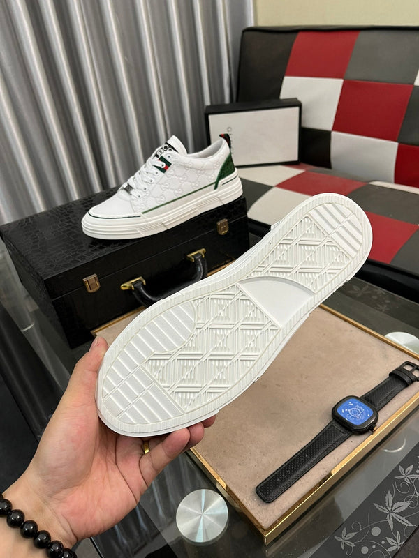 Sneaker GG ACE da uomo in pelle di vacchetta goffrata bianca e verde 543293