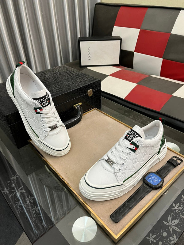 Sneaker GG ACE da uomo in pelle di vacchetta goffrata bianca e verde 543293