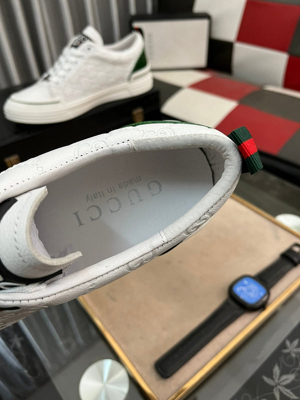 Sneaker GG ACE da uomo in pelle di vacchetta goffrata bianca e verde 543293