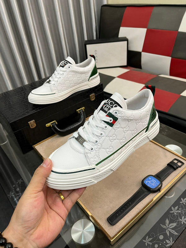 Sneaker GG ACE da uomo in pelle di vacchetta goffrata bianca e verde 543293