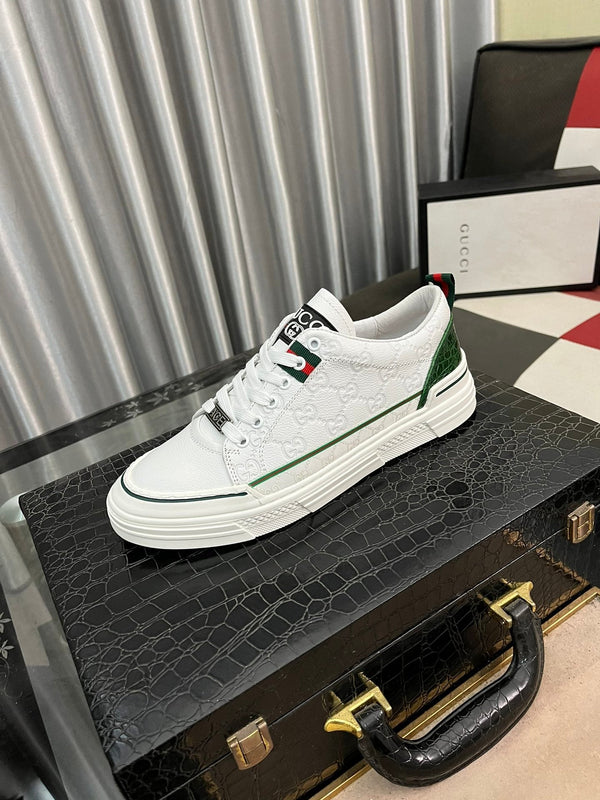 Sneaker GG ACE da uomo in pelle di vacchetta goffrata bianca e verde 543293