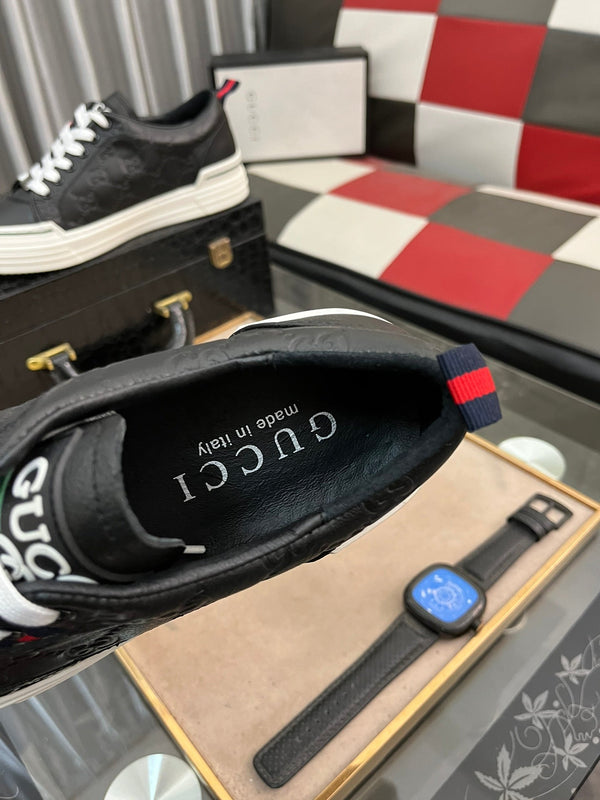 Sneaker GG ACE da uomo in pelle di vacchetta goffrata nera 832403