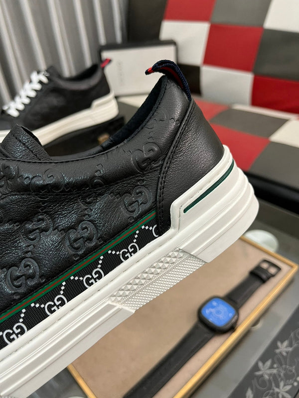 Sneaker GG ACE da uomo in pelle di vacchetta goffrata nera 832403