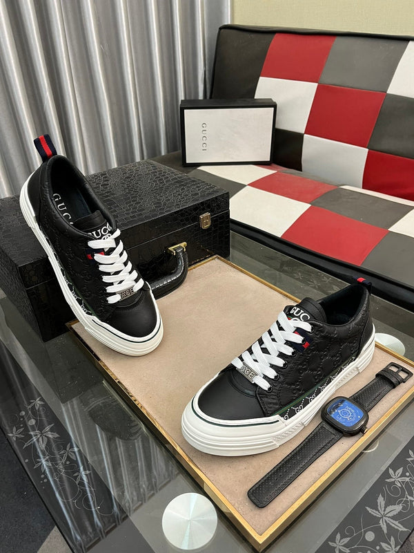 Sneaker GG ACE da uomo in pelle di vacchetta goffrata nera 832403