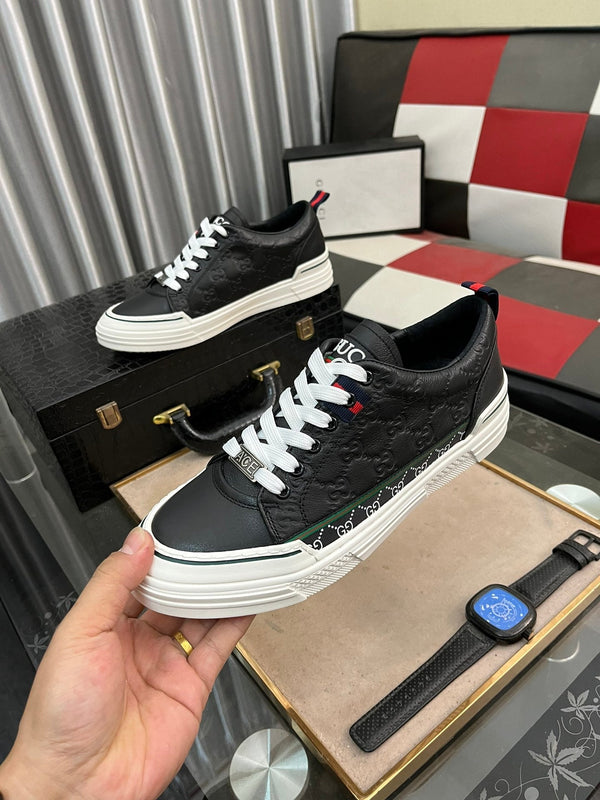 Sneaker GG ACE da uomo in pelle di vacchetta goffrata nera 832403
