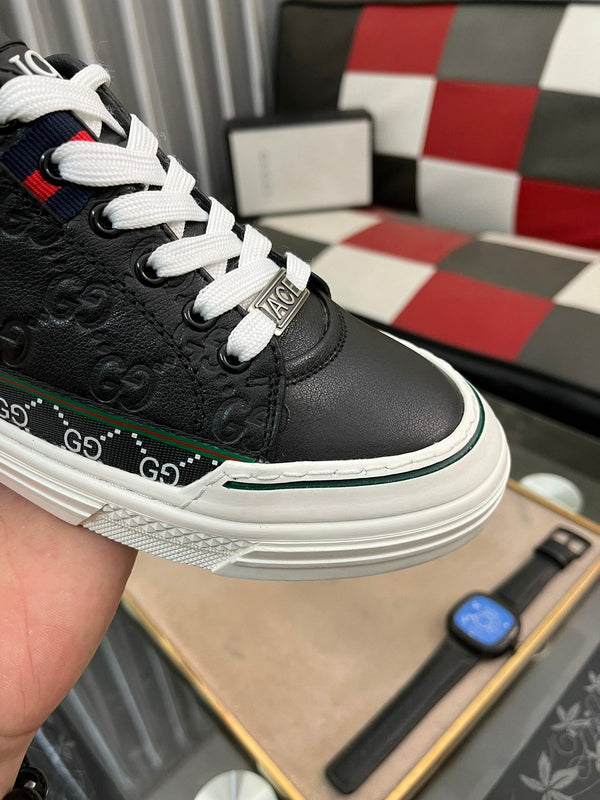 Sneaker GG ACE da uomo in pelle di vacchetta goffrata nera 832403