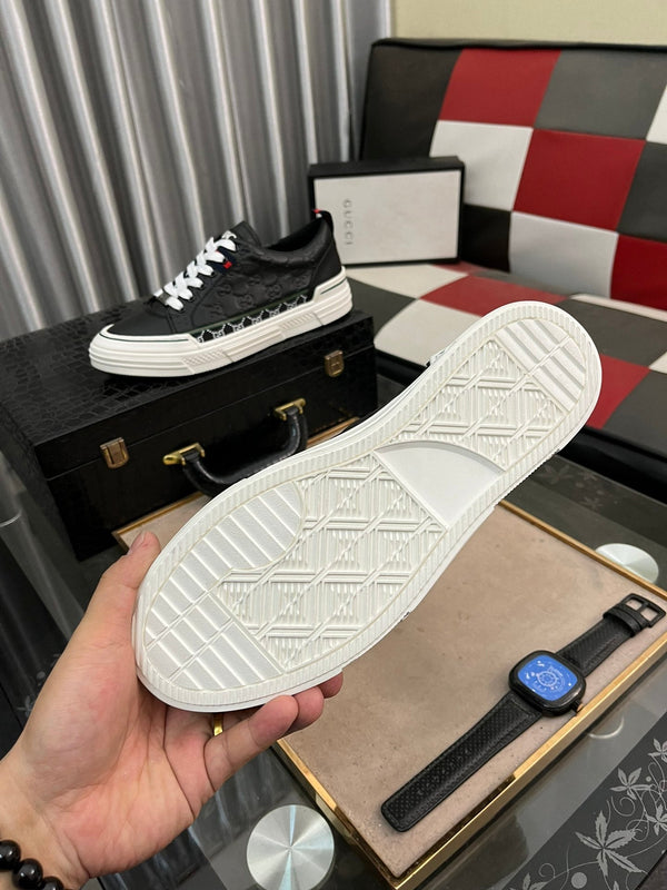 Sneaker GG ACE da uomo in pelle di vacchetta goffrata nera 832403