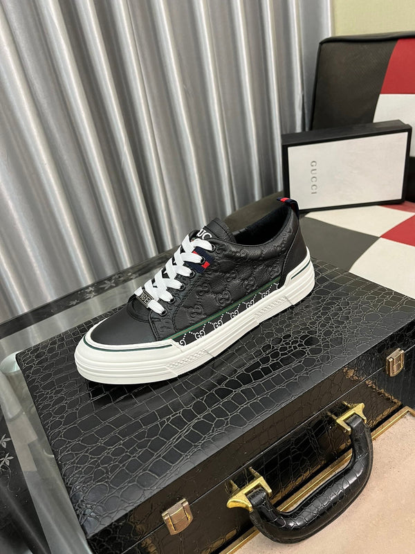 Sneaker GG ACE da uomo in pelle di vacchetta goffrata nera 832403