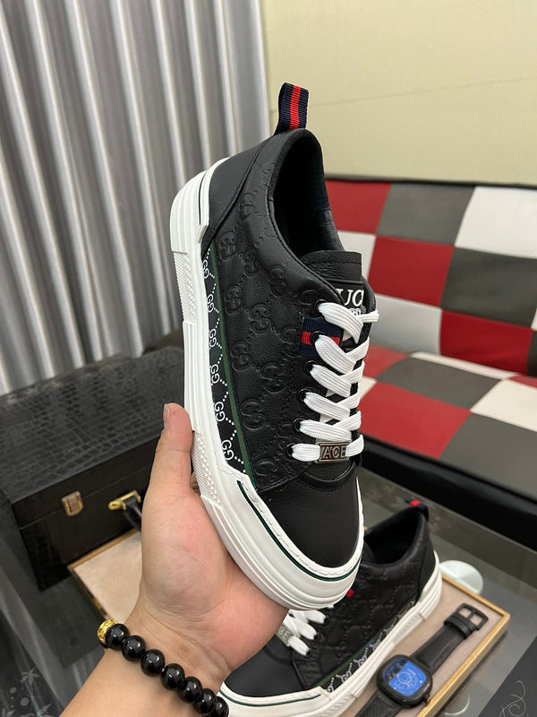 Sneaker GG ACE da uomo in pelle di vacchetta goffrata nera 832403