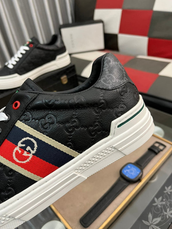 Sneaker GG ACE da uomo in pelle di vacchetta goffrata nera 543296
