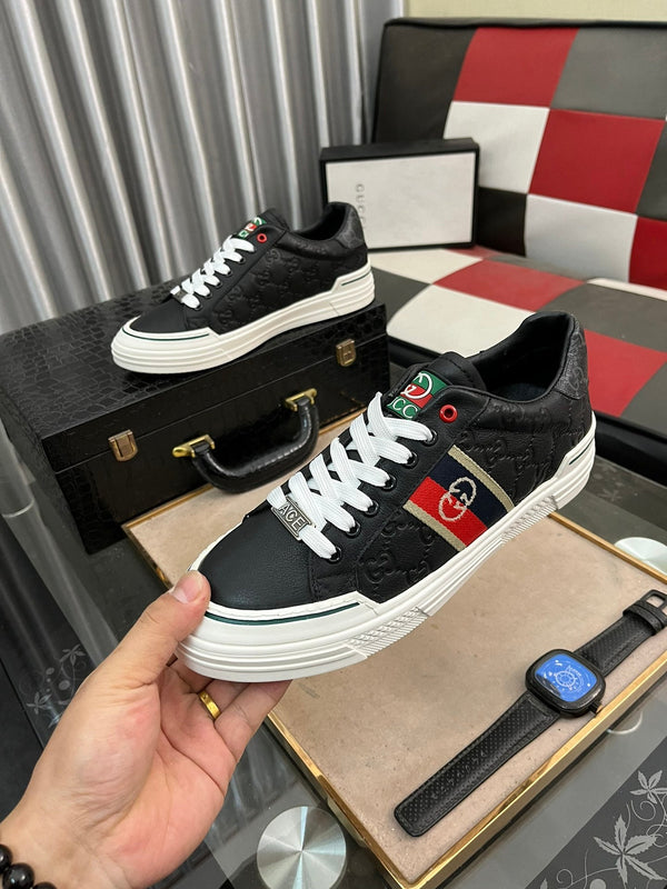 Sneaker GG ACE da uomo in pelle di vacchetta goffrata nera 543296