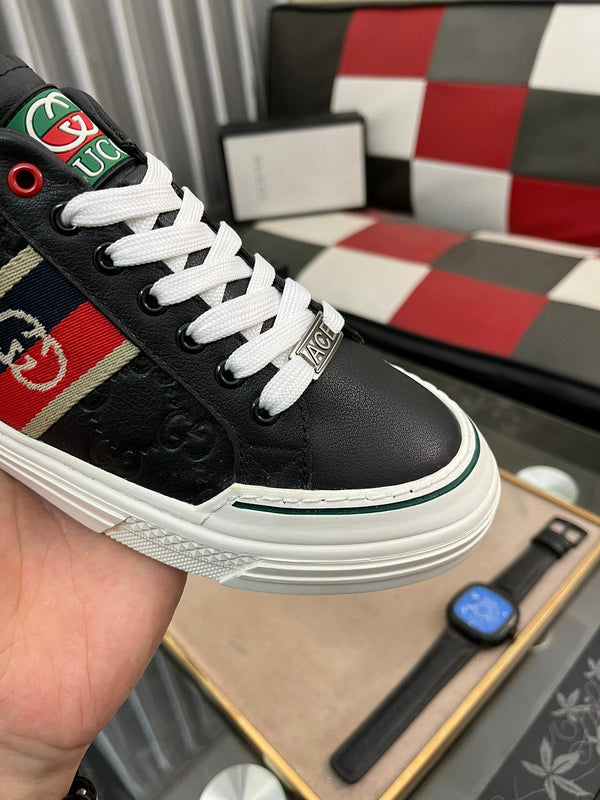 Sneaker GG ACE da uomo in pelle di vacchetta goffrata nera 543296