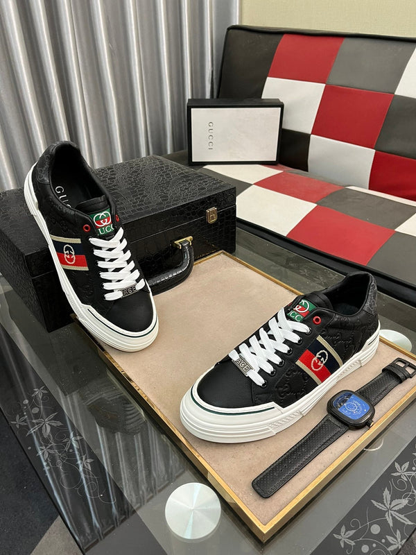 Sneaker GG ACE da uomo in pelle di vacchetta goffrata nera 543296