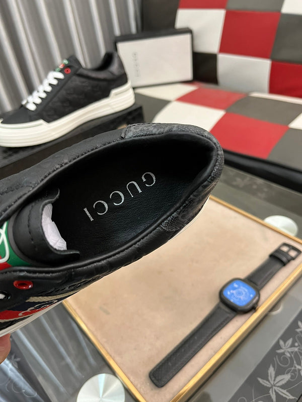 Sneaker GG ACE da uomo in pelle di vacchetta goffrata nera 543296