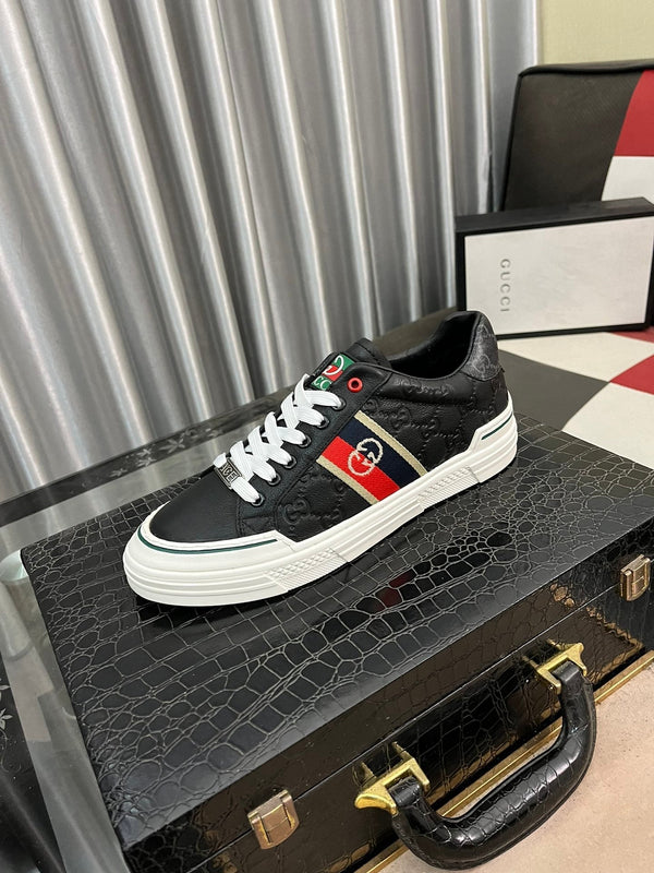 Sneaker GG ACE da uomo in pelle di vacchetta goffrata nera 543296