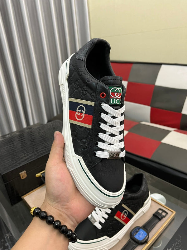 Sneaker GG ACE da uomo in pelle di vacchetta goffrata nera 543296