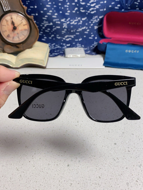 OCCHIALI DA SOLE CON MONTATURA QUADRATA 575854 IN ACETATO NERO
