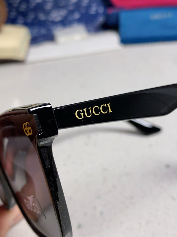 OCCHIALI DA SOLE CON MONTATURA QUADRATA 575854 IN ACETATO NERO