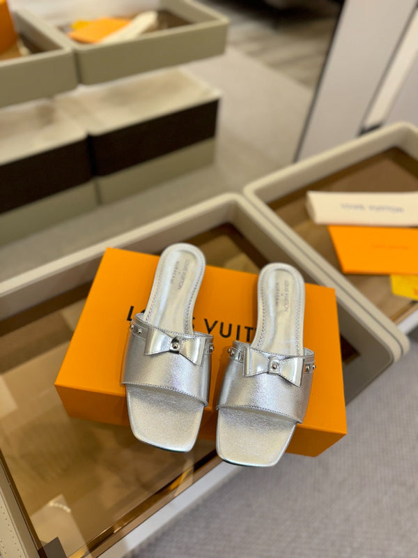 LV x TM 6AM Flat Mule in pelle di pecora metallizzata argento 241221