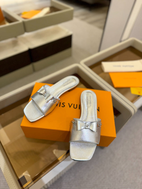 LV x TM 6AM Flat Mule in pelle di pecora metallizzata argento 241221