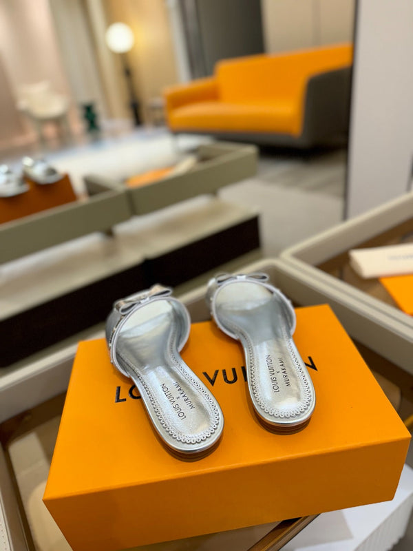 LV x TM 6AM Flat Mule in pelle di pecora metallizzata argento 241221