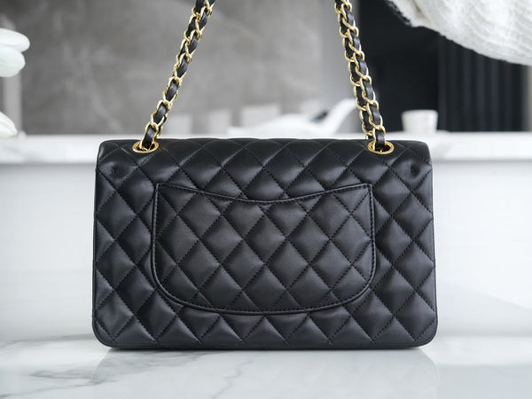 CLASSIC FLAP 25 PELLE DI AGNELLO NERA FERRAMENTA ORO CHIARO 