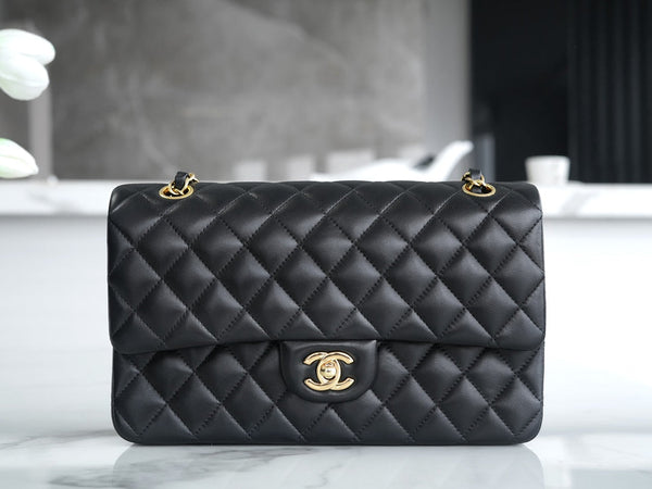 CLASSIC FLAP 25 PELLE DI AGNELLO NERA FERRAMENTA ORO CHIARO 