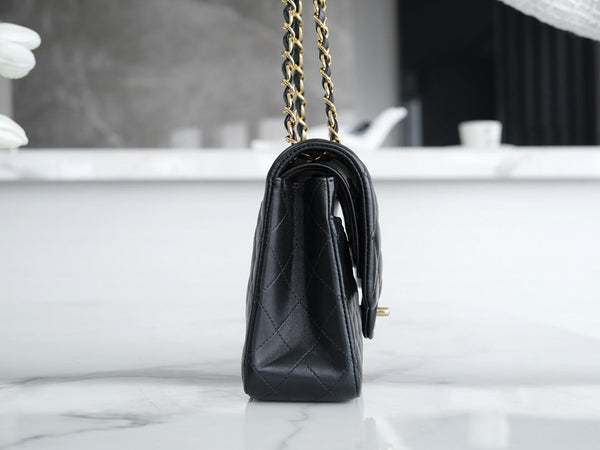 CLASSIC FLAP 25 PELLE DI AGNELLO NERA FERRAMENTA ORO CHIARO 