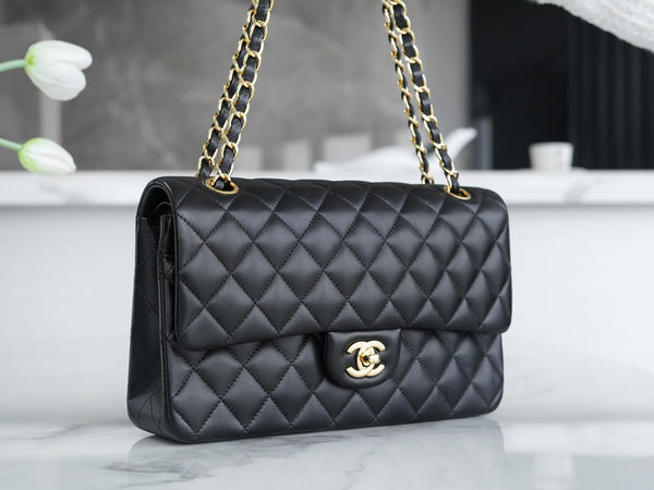 CLASSIC FLAP 25 PELLE DI AGNELLO NERA FERRAMENTA ORO CHIARO 