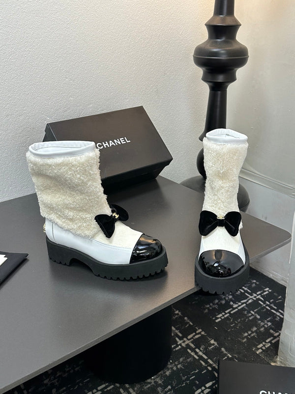CC Coco Neige 2025/26 Low-cut Boots Black White Shearling Lambskin Patent Leather 529341
