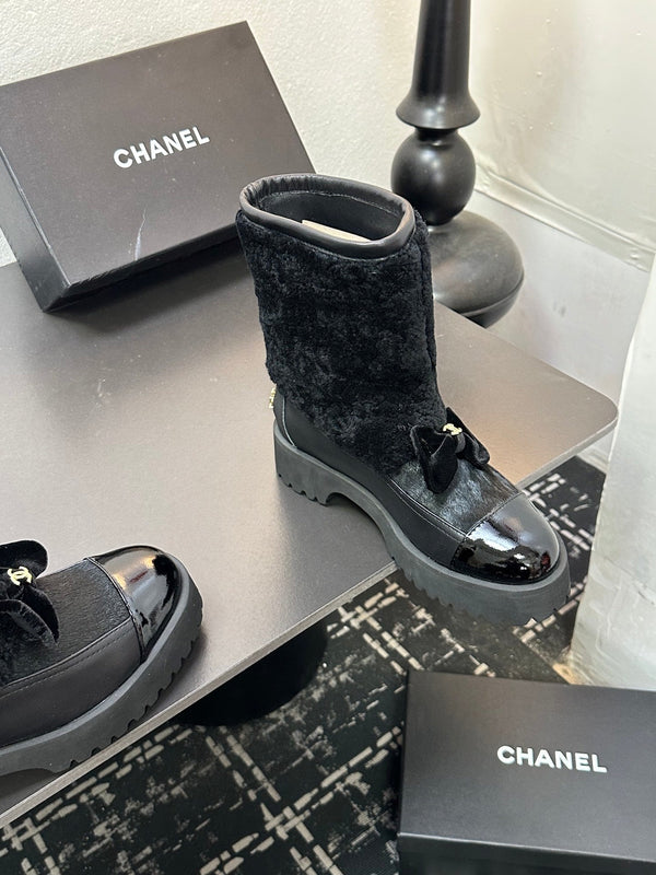 CC Coco Neige 2025/26 Low-cut Boots Black Shearling Lambskin Patent Leather 529343