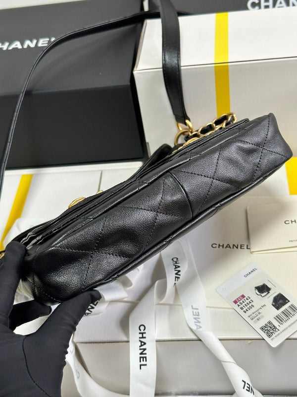 PICCOLA BORSA HOBO POSTINO HIPPIE 25 IN PELLE DI VITELLO NERA E FERRAMENTA ORO 