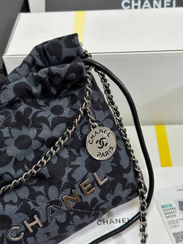 Borsa CC 22 Mini in denim grigio nero con motivo camelia e hardware argento 243630