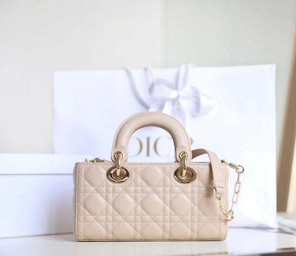SMALL LADY D-JOY 22 IN PELLE DI AGNELLO ROSA CHIARO
