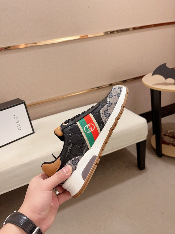 Sneaker da uomo GG in tessuto di pelle di pecora nera e grigia 529027