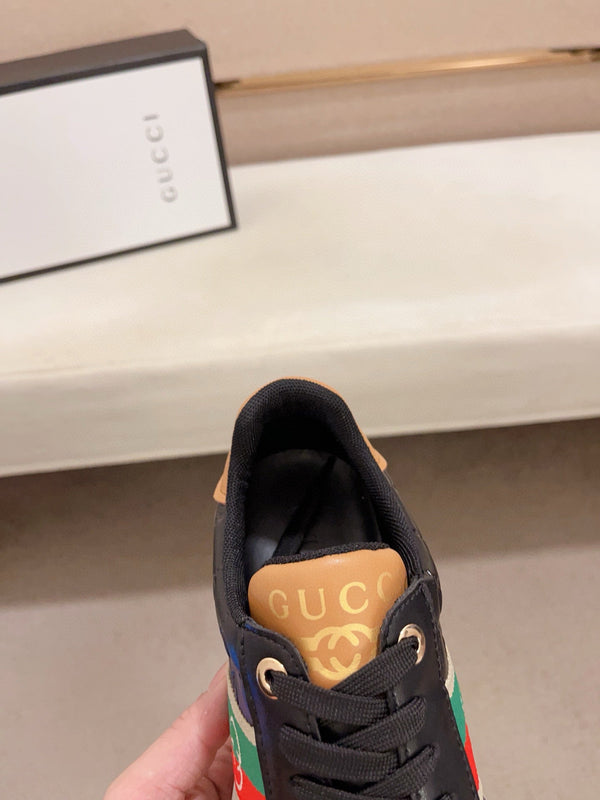 Sneaker da uomo GG in tessuto di pelle di pecora nera e grigia 529027