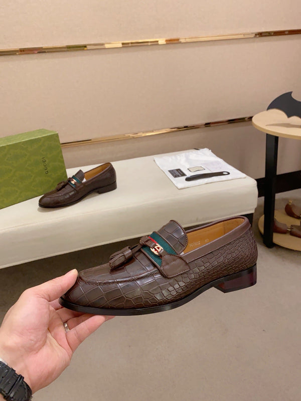 Mocassino con nappine da uomo GG in pelle di vacchetta goffrata marrone 573362