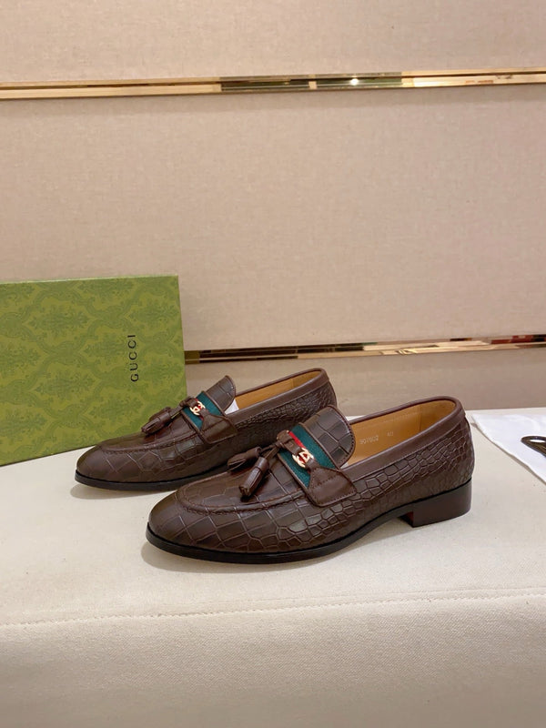 Mocassino con nappine da uomo GG in pelle di vacchetta goffrata marrone 573362