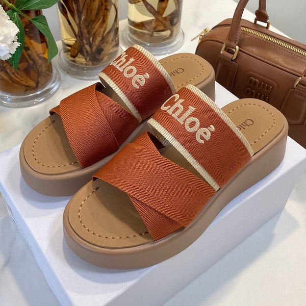 SANDALI CON ZEPPA CHLOÉ WOODY IN TELA MARRONE BRONZO CON SUOLA IN GOMMA MARRONE SIDRO