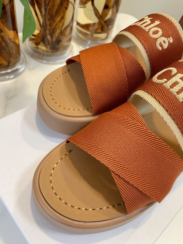 SANDALI CON ZEPPA CHLOÉ WOODY IN TELA MARRONE BRONZO CON SUOLA IN GOMMA MARRONE SIDRO