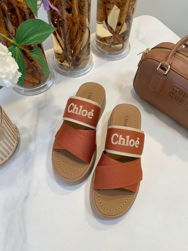SANDALI CON ZEPPA CHLOÉ WOODY IN TELA MARRONE BRONZO CON SUOLA IN GOMMA MARRONE SIDRO