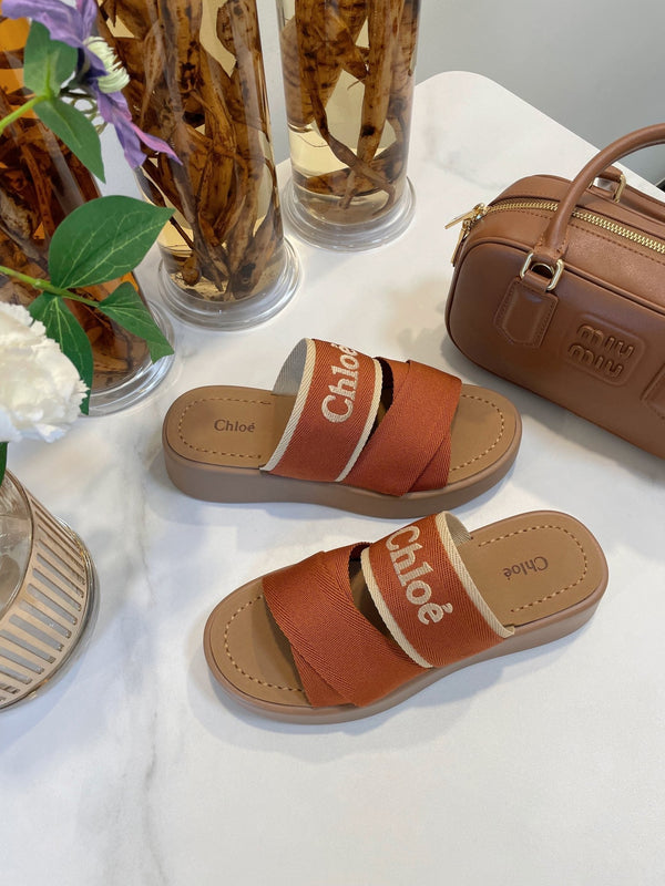 SANDALI CON ZEPPA CHLOÉ WOODY IN TELA MARRONE BRONZO CON SUOLA IN GOMMA MARRONE SIDRO