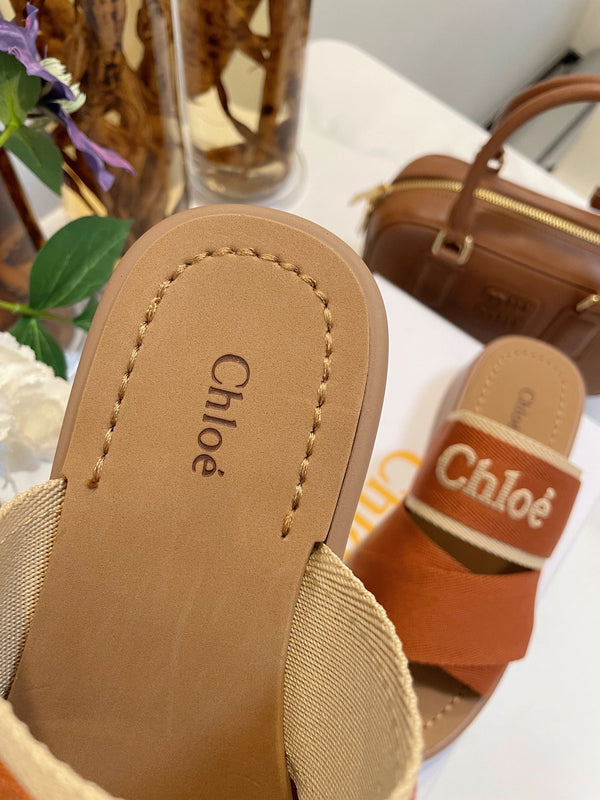 SANDALI CON ZEPPA CHLOÉ WOODY IN TELA MARRONE BRONZO CON SUOLA IN GOMMA MARRONE SIDRO