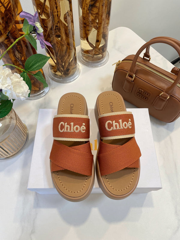 SANDALI CON ZEPPA CHLOÉ WOODY IN TELA MARRONE BRONZO CON SUOLA IN GOMMA MARRONE SIDRO